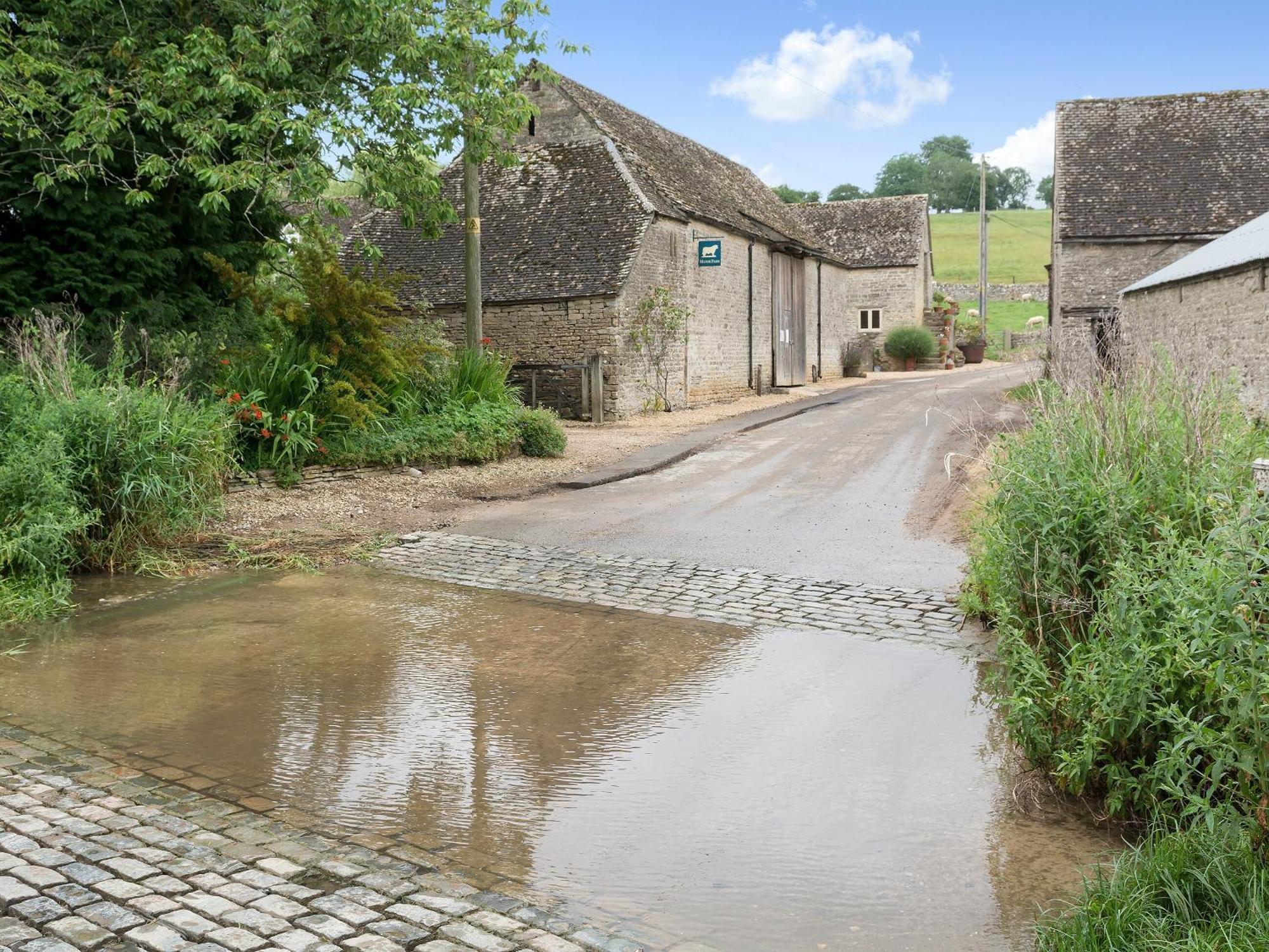 Flowers Barn Daglingworth Exterior photo